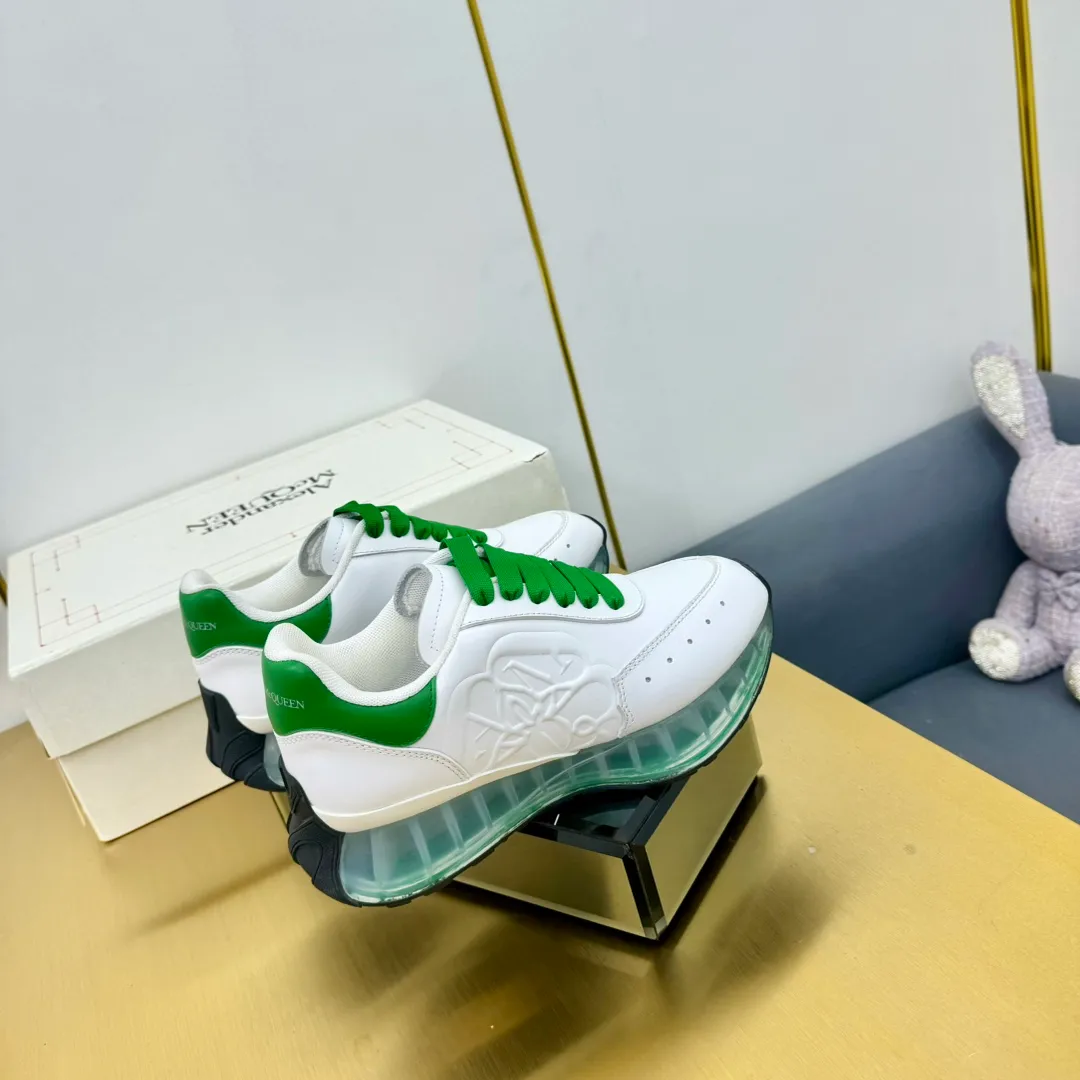 👟👟Ex-factory price 680👟👟 Top version of air cushion bottom, couple size 35-44 🔥ALEXANDER MCQUEEN/Alexander McQueen 2024 new Sprint sports running dad shoes top version Sprint Runner uses white imported environmentally friendly leather splicing and printed concave and convex font technology for the upper and outline Seal logo. Alexander McQueen LUGO logo on the heel and tongue with Alexander McQueen signature. The sneakers feature an oversized runner's sole, which makes running comfortable and convenient. Fabric: Calfskin and cloth Lining: Mesh and sheepskin lining Filled heel non-slip and wear-resistant back cover Foot: Imported PoLo injection molded sheepskin foot Outsole: Air cushion Standard size 35-44 Female size 35-39 Male size 40-44
